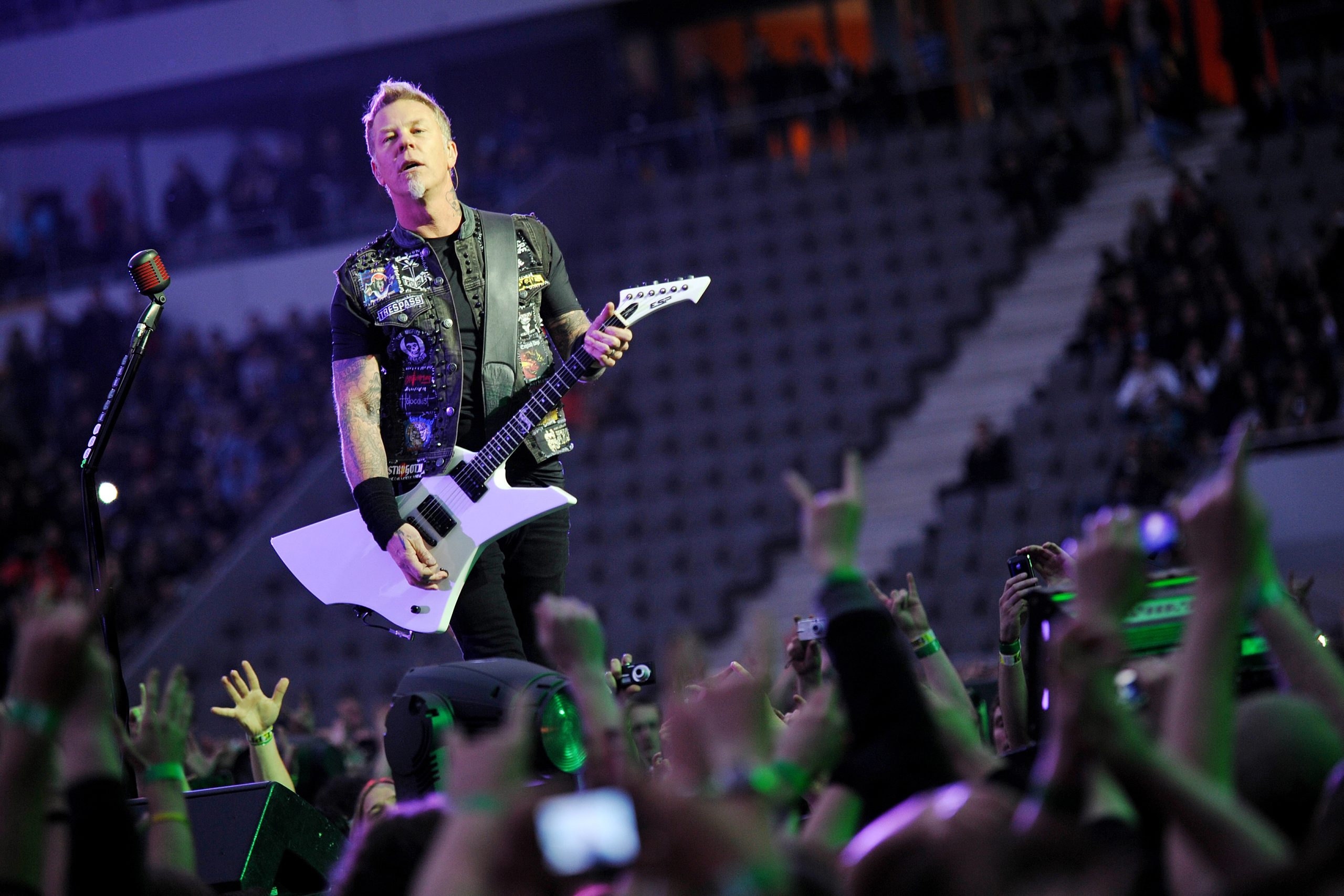 What Kind of Guitar Does James Hetfield Play? [Full Guide]