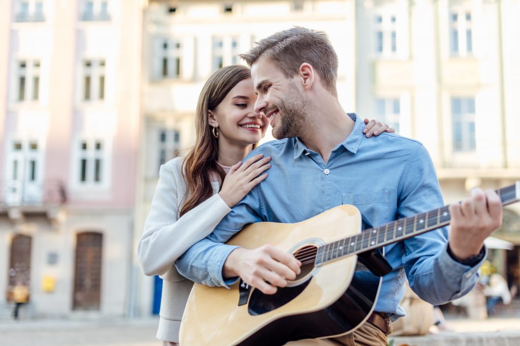 12 Easy Love Songs on Guitar to Impress the One You Love instrumentio