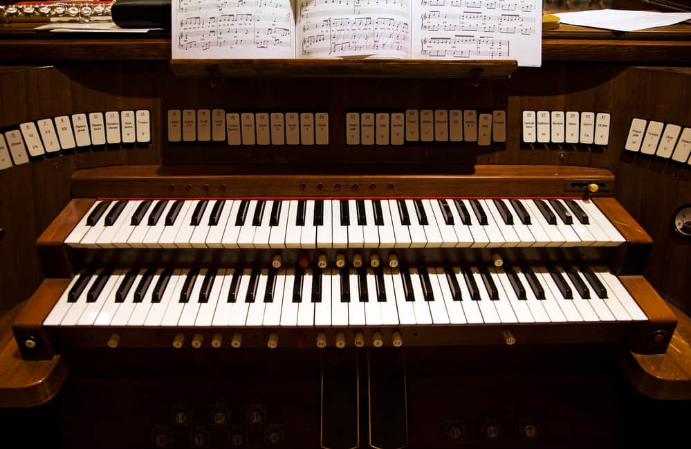 detalj av en orgel i en kyrka