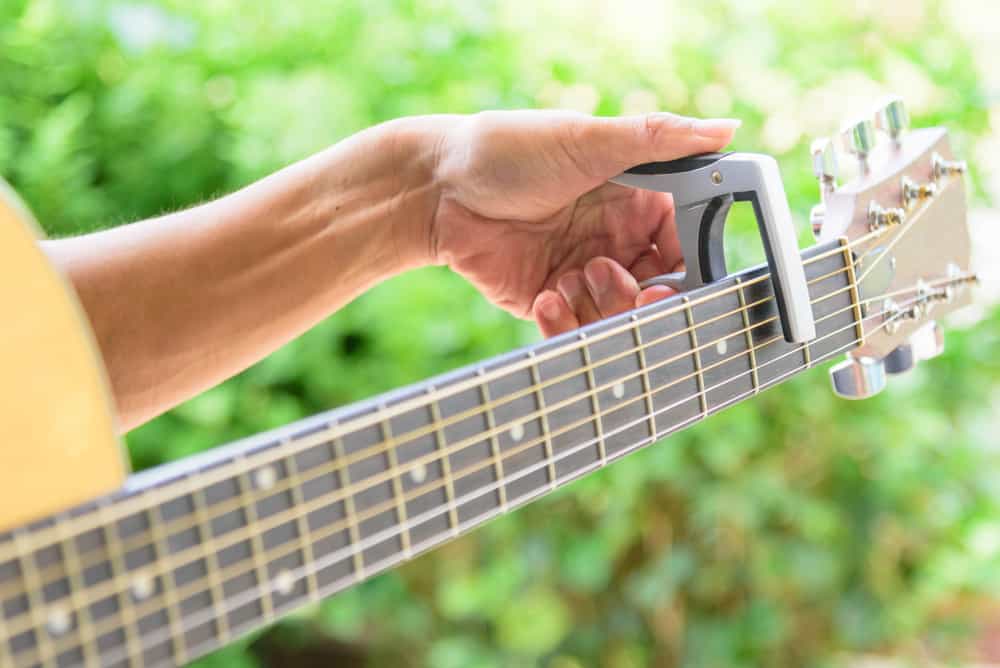 Guitarist pin capo to guitar